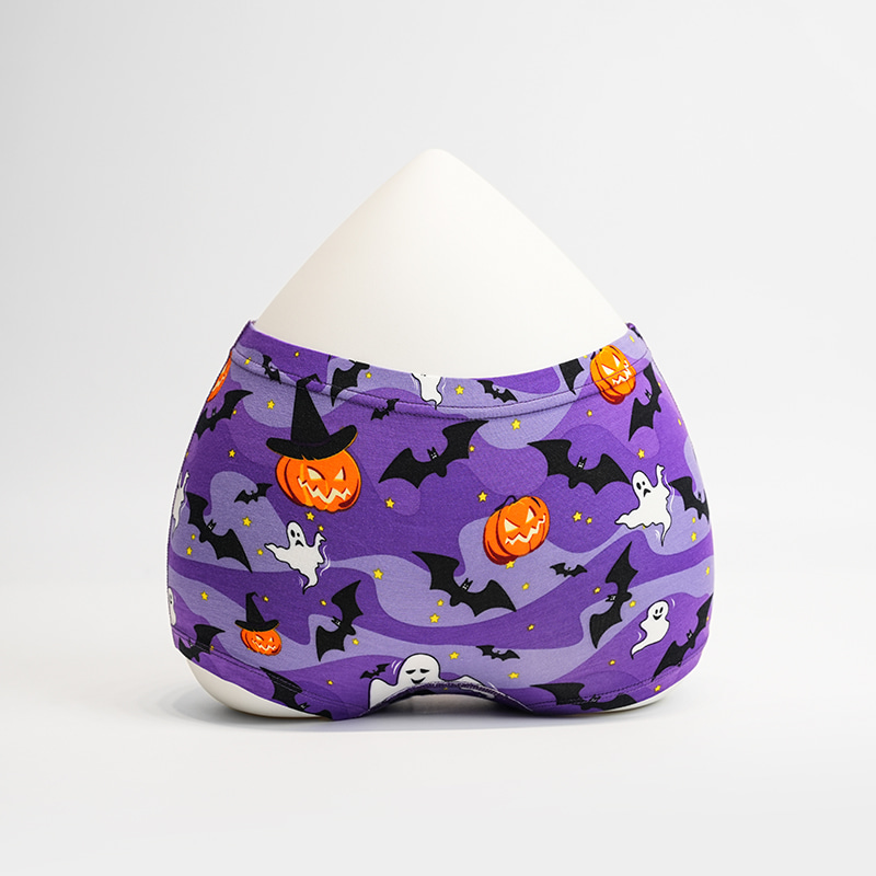 Mga trunks ng Mga Batang Babae Na May Mga Kopya Ng Cartoon